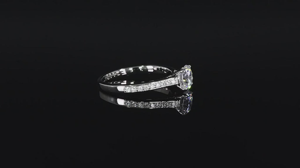 Verlobungsring 18k Weißgold IGI Zertifikat mit großem Diamant und seitlichen kleinen Diamanten von SØHO Diamonds