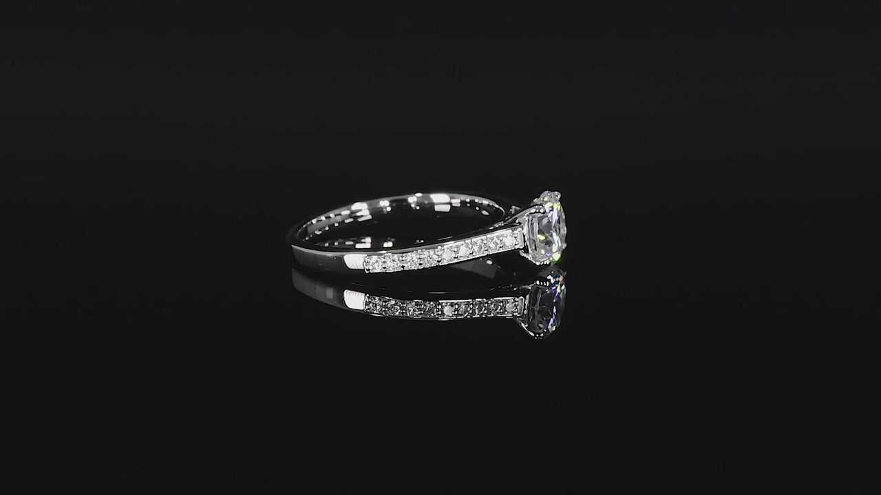 Verlobungsring 18k Weißgold IGI Zertifikat mit großem Diamant und seitlichen kleinen Diamanten von SØHO Diamonds
