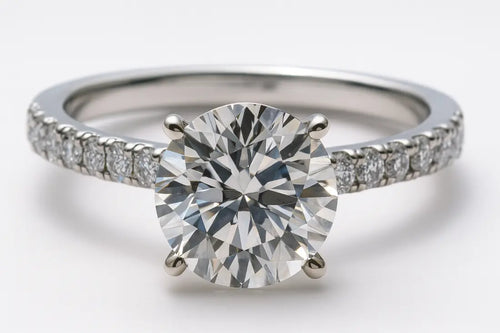 Verlobungsring 18k Weißgold IGI Zertifikat mit großem Diamant und seitlichen kleinen Diamanten von SØHO Diamonds